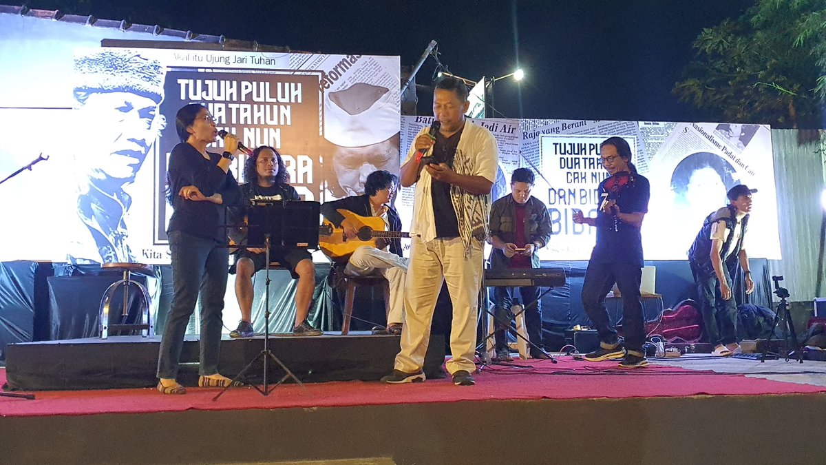 Masyarakat Maiyah (@maiyahan) on Twitter photo Malam ini, sahabat-sahabat Cak Nun berkumpul di DC Coffee, Sleman. Mereka turut merayakan #72TahunCakNun.
Membacakan puisi-puisi Cak Nun dan juga beberapa lagu karya Cak Nun.
Beberapa personel <a href="/kiaikanjeng/">Gamelan KiaiKanjeng</a> pun turut hadir. Malam ini, sahabat-sahabat Cak Nun berkumpul di DC Coffee, Sleman. Mereka turut merayakan #72TahunCakNun.
Membacakan puisi-puisi Cak Nun dan juga beberapa lagu karya Cak Nun.
Beberapa personel <a href="/kiaikanjeng/">Gamelan KiaiKanjeng</a> pun turut hadir.
