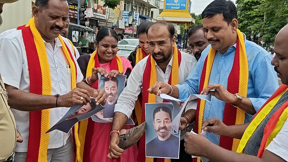 karave_KRV's tweet photo. ಕರ್ನಾಟಕ ರಕ್ಷಣಾ ವೇದಿಕೆ #ಚಾಮರಾಜನಗರ ಜಿಲ್ಲಾ ಘಟಕದ ವತಿಯಿಂದ ತಮಿಳು ನಟ ಕಮಲ್ ಹಾಸನ್ ತಮಿಳಿನಿಂದ ಕನ್ನಡ ಹುಟ್ಟಿದ್ದು ಎಂದು ದುರಂಹಕಾರದ ಹೇಳಿಕೆ ನೀಡಿರುವುದನ್ನು ಉಗ್ರವಾಗಿ ಖಂಡಿಸಿ ಕಮಲಹಾಸನ್ ಭೂತದಹನ ನಡೆಸಲಾಯಿತು.

#ಕರವೇಸಾಮಾಜಿಕಜಾಲತಾಣ 
#ಕರವೇ #KRV #karave 
#ಕರವೇಹೋರಾಟಗಳು 
#tamilcinema #tamil 
#TamilNews #ತಮಿಳುನಾಡು https://t.co/yczNCEHliC