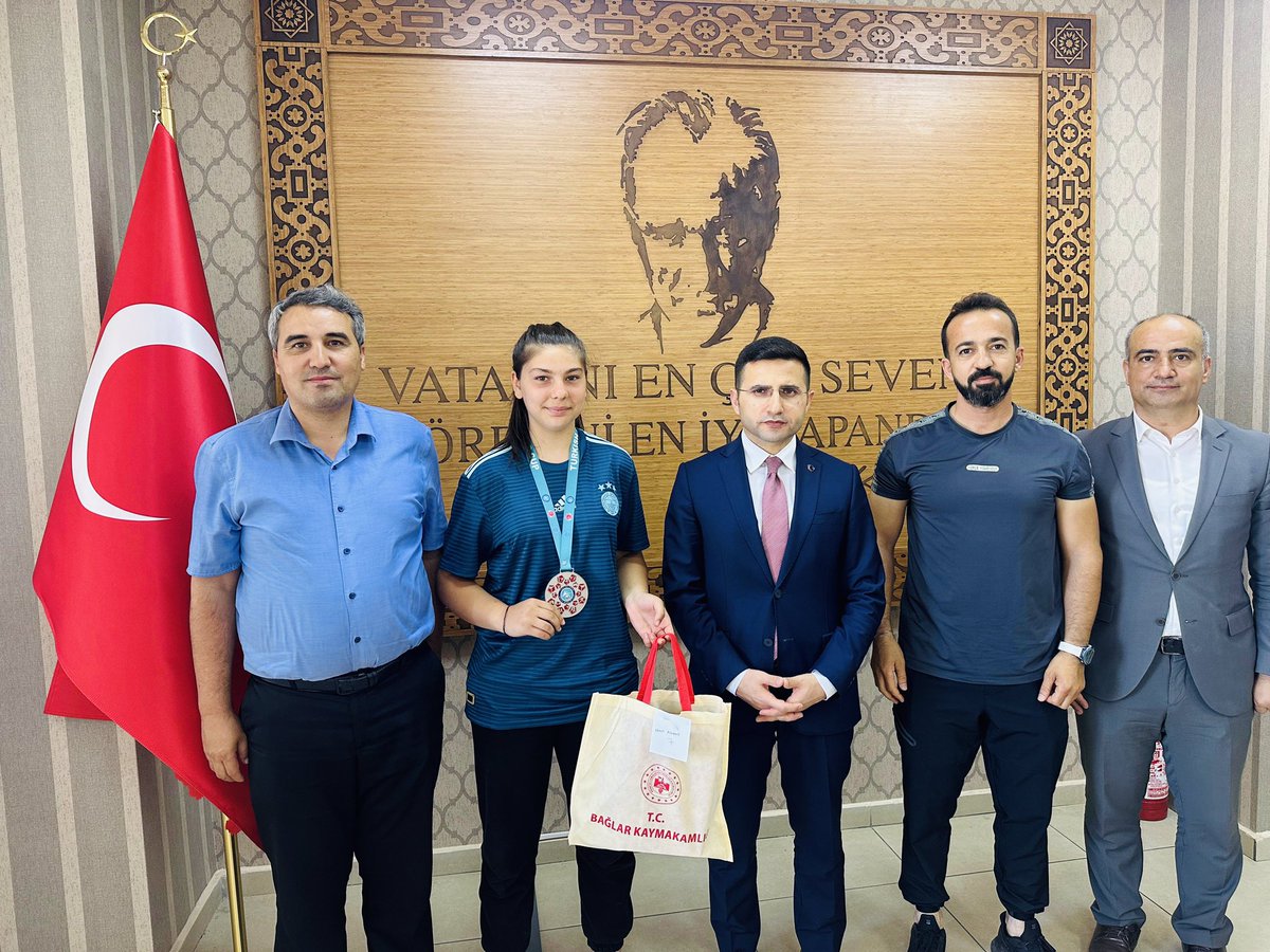 Kaymakamımız Sayın İsmail Pendik; Türkiye Açık Wako Kıck Boks kategorisinde dereceye giren Borsa İstanbul Karacadağ Ortaokulu öğrencisi Nehir Aslan’ı makamında ağırladı. Kaymakamımız Sayın Pendik, öğrencimizi tebrik ederek, hediyelerini takdim etti.🥇#bağlar