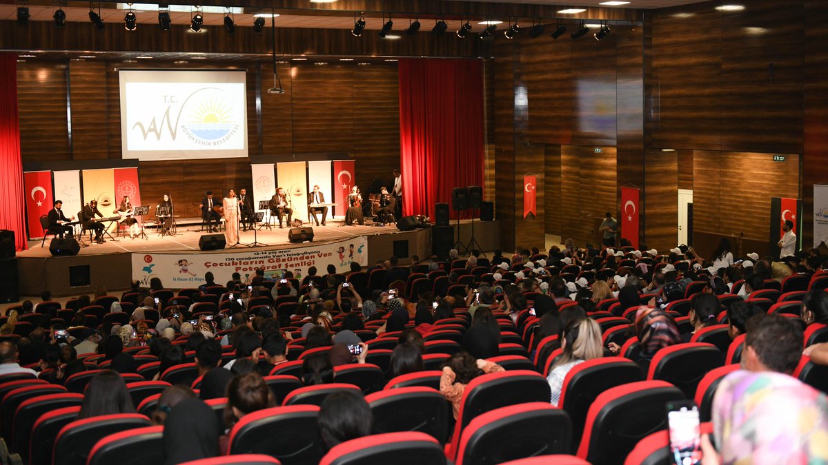 Valimiz Sn. Ozan Balcı, 120 Kahraman Çocuk anısına Van Büyükşehir Belediyesi tarafından düzenlenen 'Çocukların Gözünden Van Fotoğraf Şenliği'nin galasına katıldı.

Fotoğraf Sanatçısı Funda Gönendik koordinatörlüğünde Van'ın doğal ve kültürel güzelliklerini kadrajlarına yansıtan