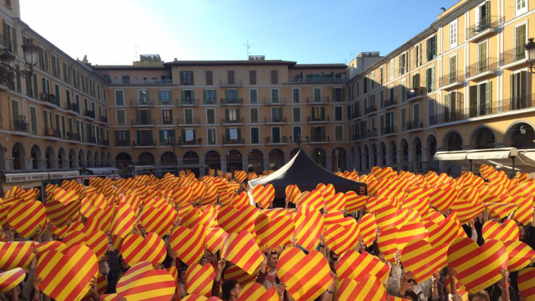 CUP_Mallorca's tweet photo. El pacte que lidera @MargaProhens és un atac als drets fonamentals. 

Carrega contra els drets de les persones migrants, contra els drets lingüístics, i contra els drets de les víctimes del franquisme. 

El PP ha fet seu el programa ultradretà. Cal aturar-lis els peus ja! https://t.co/Xt8zhp3ZaD