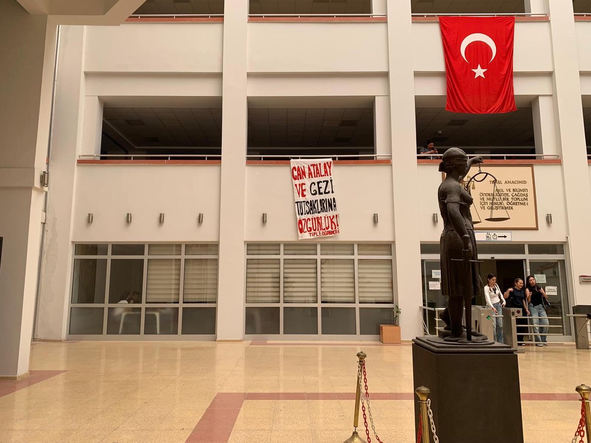 Dokuz Eylül Üniversitesinden sesleniyoruz:

Hatay halkının seçilmiş Milletvekili Can Atalay ve tüm Gezi tutsaklarına özgürlük!