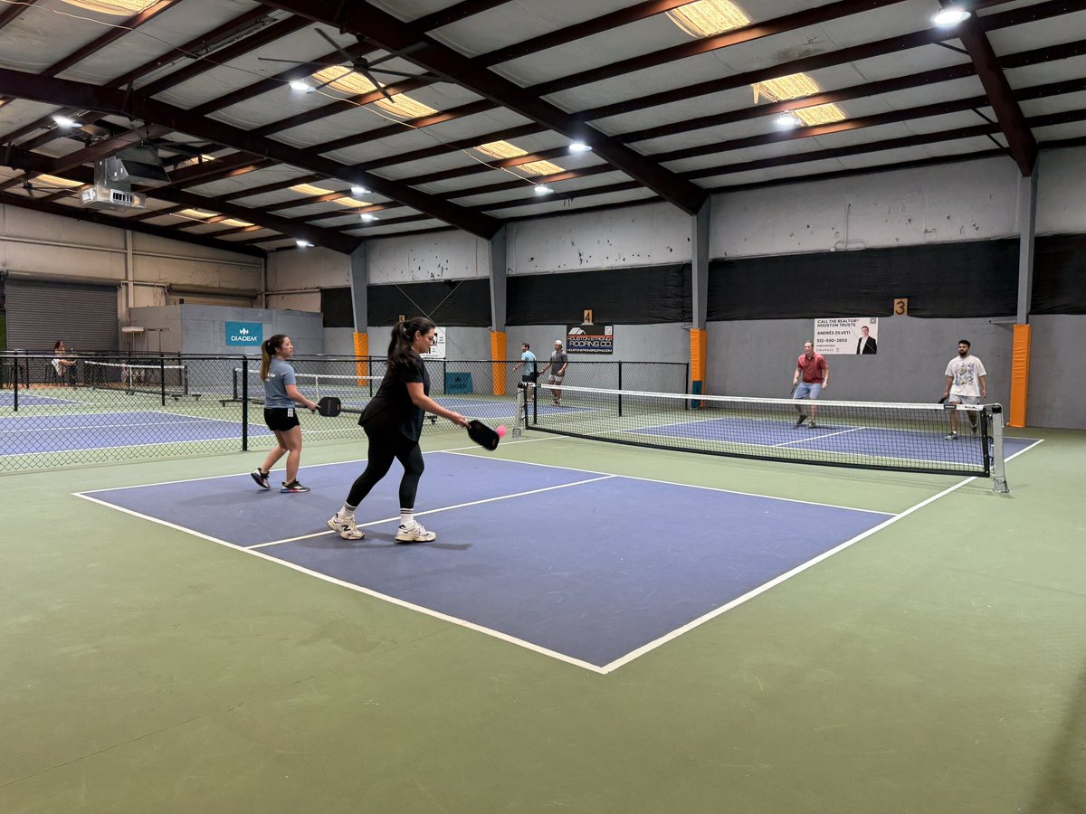 LeeAssociateHOU's tweet image. Pickleball, pints &amp;amp; partnerships! 🏓🍻 Huge thanks to @SPDConstruction for sponsoring an awesome night at Pickleball Social! Cold drinks, great convos &amp;amp; competitive matches 👏 Big congrats to our champs: Bill Insull, Felipe Rodriguez, Chase Taylor &amp;amp; Jon Herbster! 🏆 #HoustonCRE