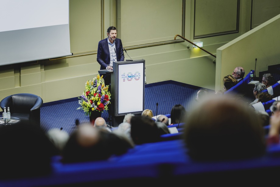 Christian Drosten hielt beim 100-jährigen Jubiläum des deutschen Instituts für Wirtschaftsforschung eine Rede über Verantwortung. Drosten, der das desaströse Corona-Management maßgeblich mitgestaltet hat, ist, so scheint es, sehr bemüht darum, die Deutungshoheit über die