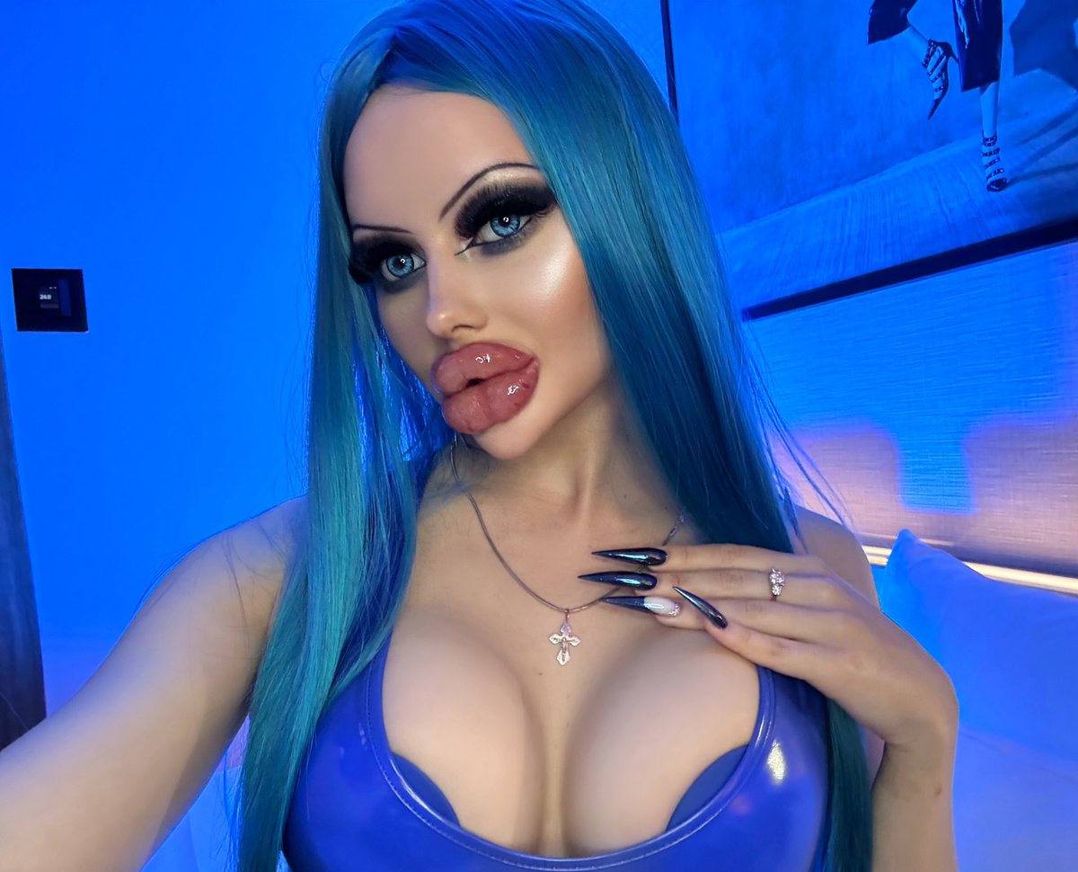 Here I am, your fav doll 💙