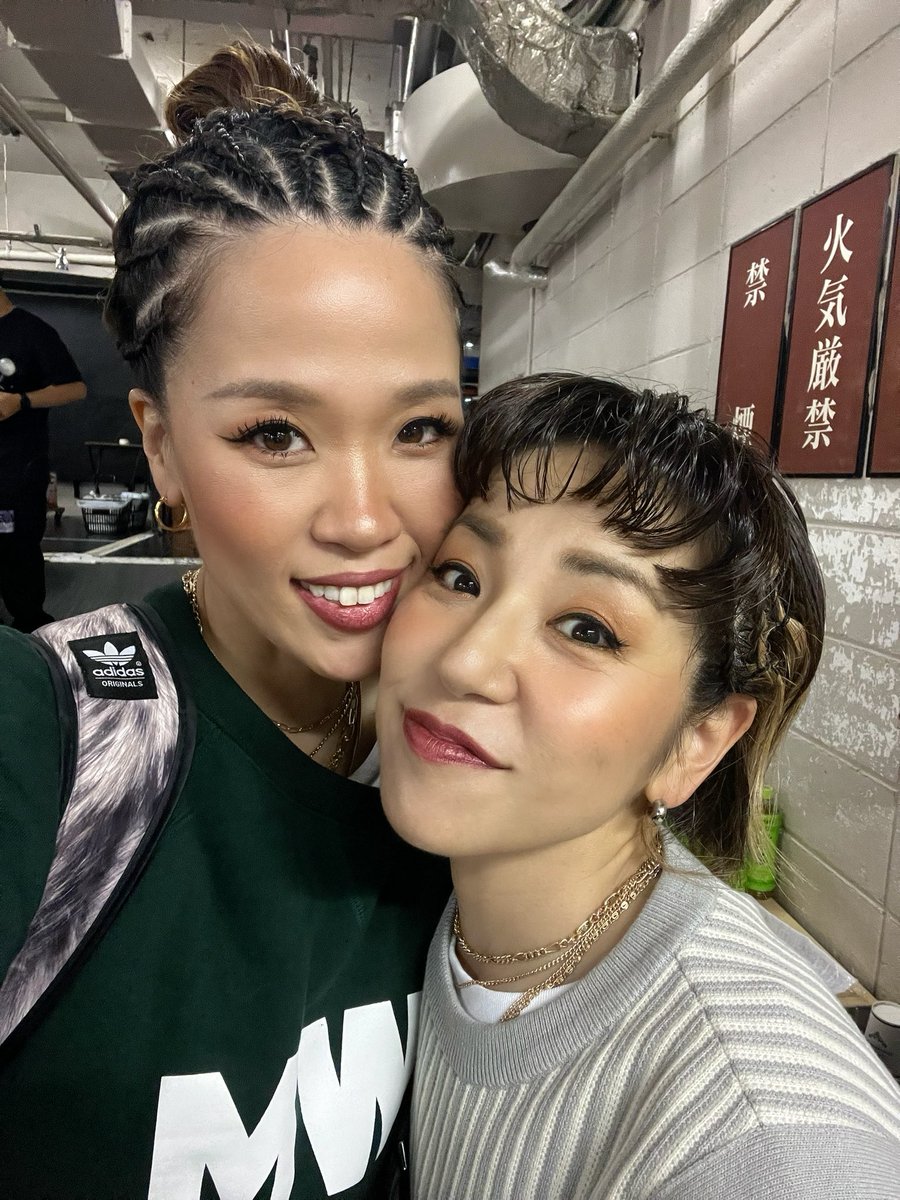 ココナッツのいい匂いのオイル？バーム？をいっぱいつけてもらって、ｷｭﾝッｷｭﾝに編んでもらいました！

ウチらの髪の毛こそきっと火気厳禁。

弾丸名古屋ありがとうございました！

明後日は大阪に向かいます。
久しぶりのエンドリさん🥞✨