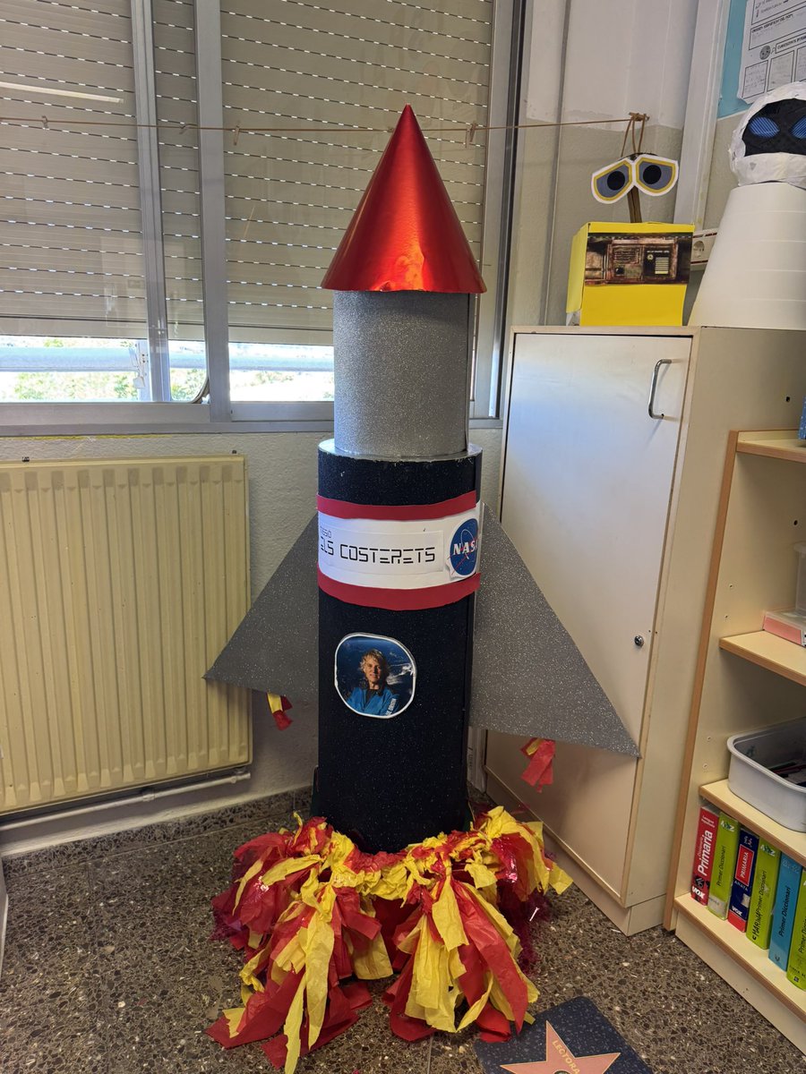 Maria_____mn's tweet photo. @cuatro @JesusCalleja @JesusCalleja mis alumnos te han colocado como tripulante en la nave espacial que han diseñado! ya tienes nueva misión 🚀 https://t.co/2H61cE1uRv