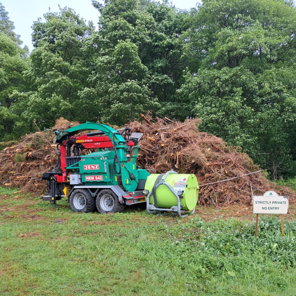 FuelProofLtd's tweet photo. Fuel Proofยฎ Diesel Fuelstore with 3-Point Linkage System, powering some serious wood chipping operations. ๐ฒ
Always great to receive photos from the fans! ๐
01524 850 685 | sales@fuelproof.co.uk
Image ยฉ Gillian Hall
#forestry #treesurgeon #farming #arboriculture #groundworks #equipment #fuel