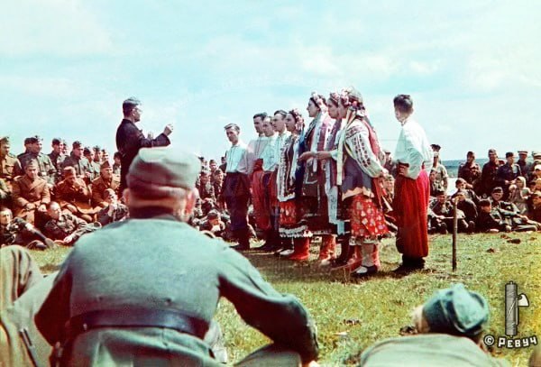 kalev1990's tweet photo. #Українці виконують музичні виступи для Вермахту, травень 1942 р. Фотограф невідомий. Сьогодні це – Донецька область України.

#Ukrainians villagers perform show for #Wehrmacht, May 1942. The photographer is unknown. Nowadays, it's #Donetsk oblast of #Ukraine. https://t.co/DYbO9gUNme