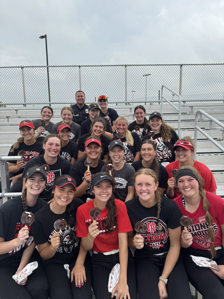 CoachEdMarcum's tweet image. #NPSoftball What sounds good? Officer Wade Whitaker delivering Ice Cream after a sectional championship! Thanks, Wade😃