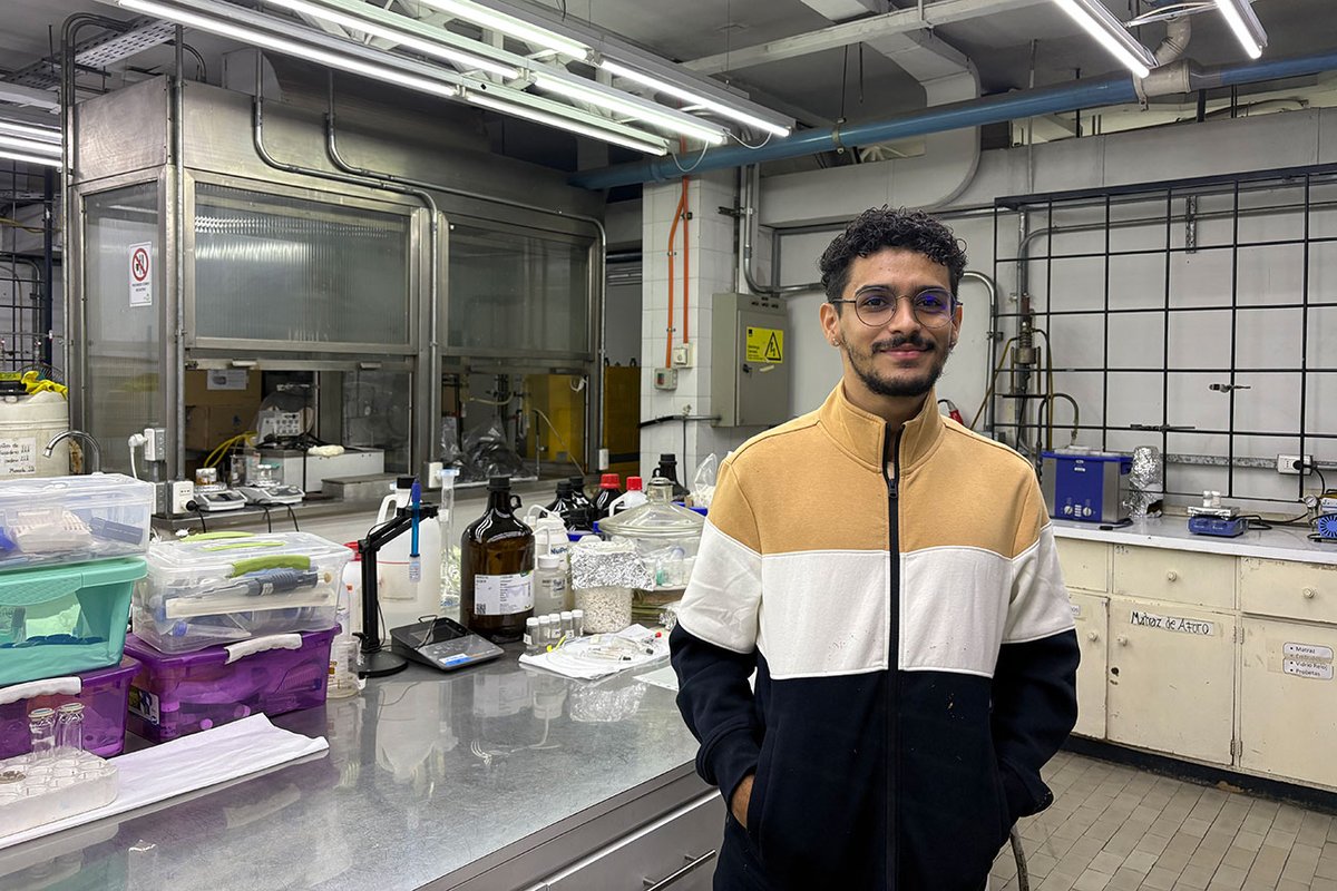 Universidad de Santiago de Chile (@usach) on Twitter photo 🌿Desde Brasil a la #USACH
Danilo Átila, estudiante de Maestría en Ciencia y Tecnología de Alimentos de la Universidad Federal de Goiás, investiga el jambu rojo, fruta amazónica, bajo la guía de la Dra. Paula Zapata. 🍃
<a href="/fqybusach/">Química&Biología Usach</a>
Conoce más aquí➡️ shorturl.at/8uOuE 🌿Desde Brasil a la #USACH
Danilo Átila, estudiante de Maestría en Ciencia y Tecnología de Alimentos de la Universidad Federal de Goiás, investiga el jambu rojo, fruta amazónica, bajo la guía de la Dra. Paula Zapata. 🍃
<a href="/fqybusach/">Química&Biología Usach</a>
Conoce más aquí➡️ shorturl.at/8uOuE