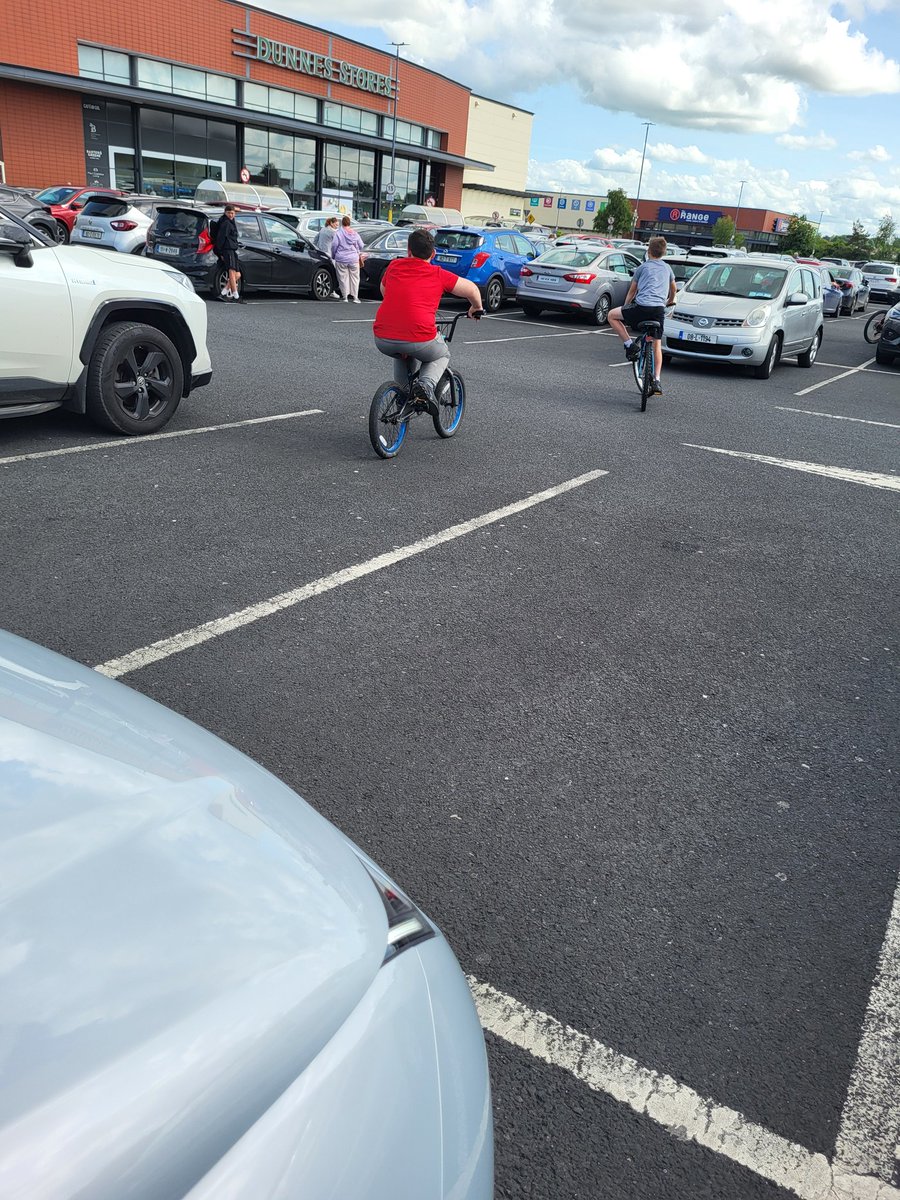 podgemci's tweet photo. Make sure you lock up your car if you're shopping on the Childers Road #limerick. Young fellas going around checking cars at #Dunnes carpark. https://t.co/sTZKAbYlx2