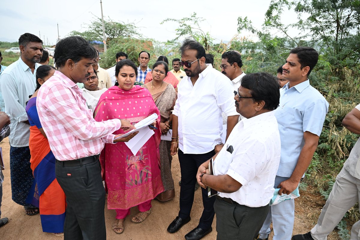 MCTTirupati's tweet photo. శెట్టిపల్లి భూములను పరిశీలించి, అక్కడి ప్రజలతో మాట్లాడుతున్న తుడా చైర్మన్ సి. దివాకర్ రెడ్డి గారు, ఉపాధ్యక్షులు ఎన్.మౌర్య ఐఏఎస్ గారు. శెట్టిపల్లి భూముల సమస్యలు త్వరలోనే పరిష్కరించి అందరికీ న్యాయం చేస్తామని అన్నారు. 
#tirupati #MCT #tuda #settipalli https://t.co/pDOzy6BI9Q