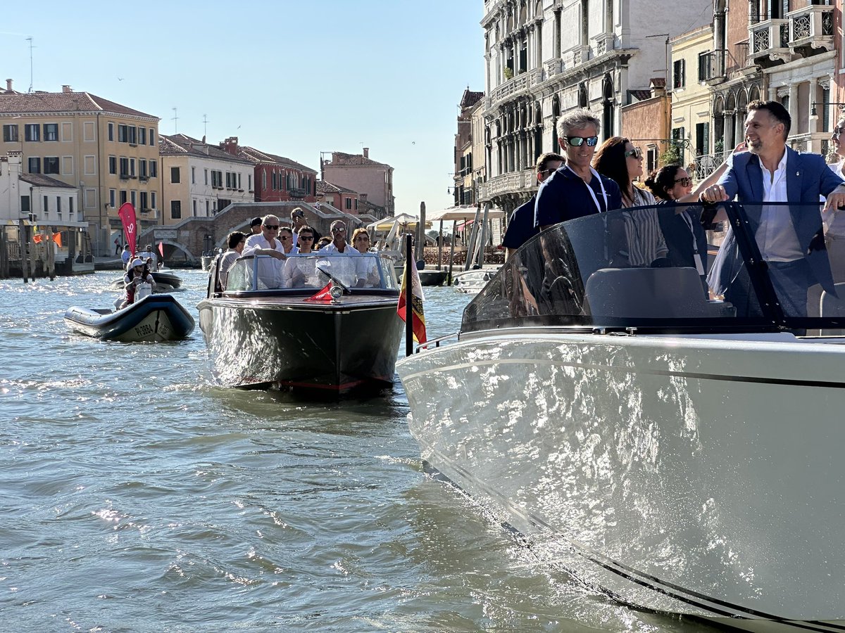 Abbiamo raggiunto il Rio di Cannaregio 💛 a breve la E-Regatta raggiungerà il Canal Grande, per sfilare verso il Bacino di San Marco

#SaloneNauticoVenezia