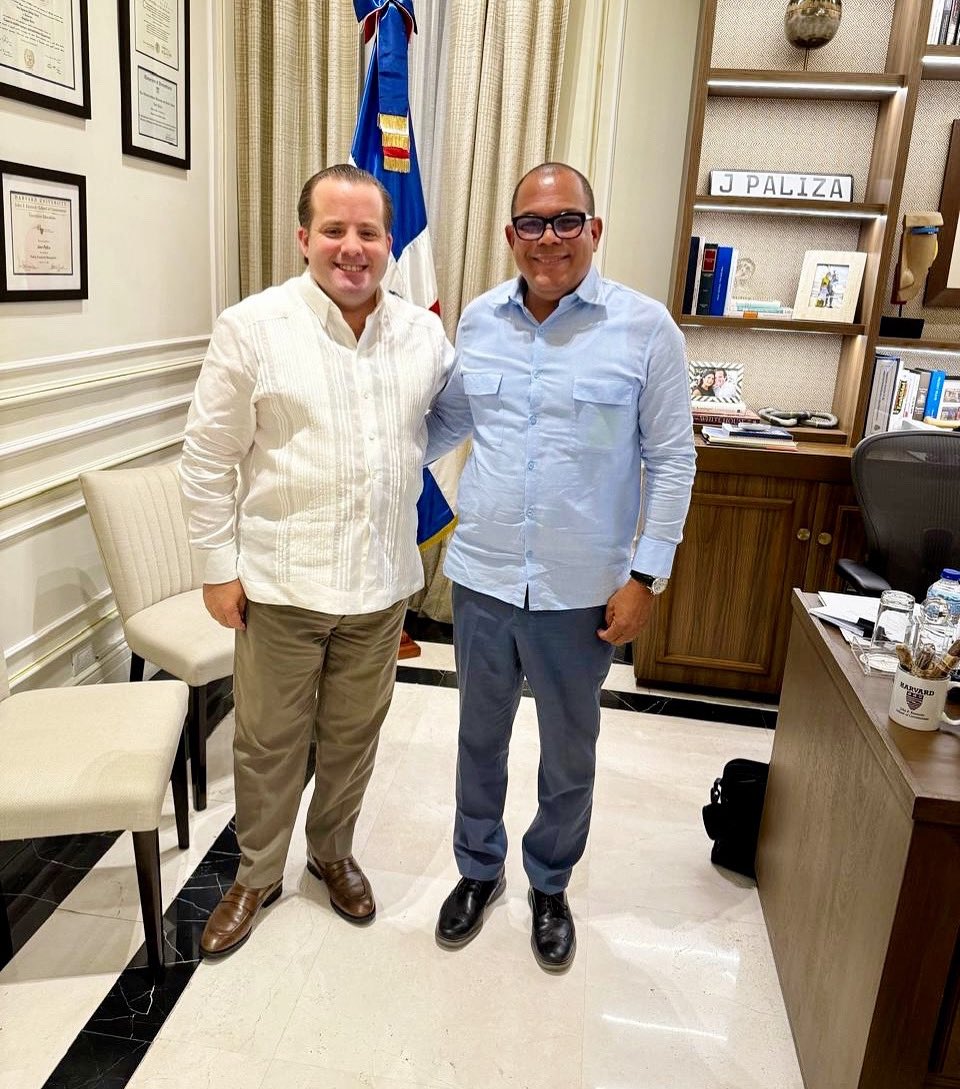 Nuestro encargado <a href="/Davidpolancocs/">David Polanco</a> se reunió con el ministro <a href="/JosePaliza/">Jose Paliza</a> en el Palacio Nacional, donde presentó los proyectos clave de #ComunidadSegura para fortalecer la seguridad y el bienestar en los territorios. 🤝🇩🇴

¡Seguimos avanzando! 💪🏽