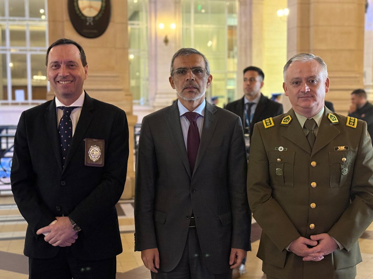 📍#Argentina: En la ciudad de Buenos Aires se realizó la Reunión de Ministros del Interior y Seguridad Pública del MERCOSUR y Estados Asociados, instancia en la que el Ministro de Seguridad Pública, Luis Cordero, fue acompañado por el General Director Marcelo Araya y el Director