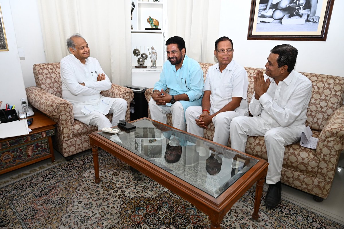 @जयपुर राजस्थान के यशस्वी पूर्व मुख्यमंत्री श्री अशोक जी गहलोत से मुलाक़ात के दौरान विधायक मोतीराम कोली व पूर्व विधायक प्रकाश चौधरी ॥
महेंद्र चौधरी पूर्व उपमुख्य सचेतक , पूर्व विधायक नावॉ