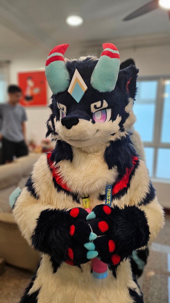 Do you have any games on your phone? 👉👈
你手机上有没有游戏吗？👉👈
#FursuitEveryday 
📷:<a href="/Kombu_dragon/">Kombu ➡️ UTFG 2025</a> 
🪡:<a href="/furmony/">鸿萌造物/Furmony</a>