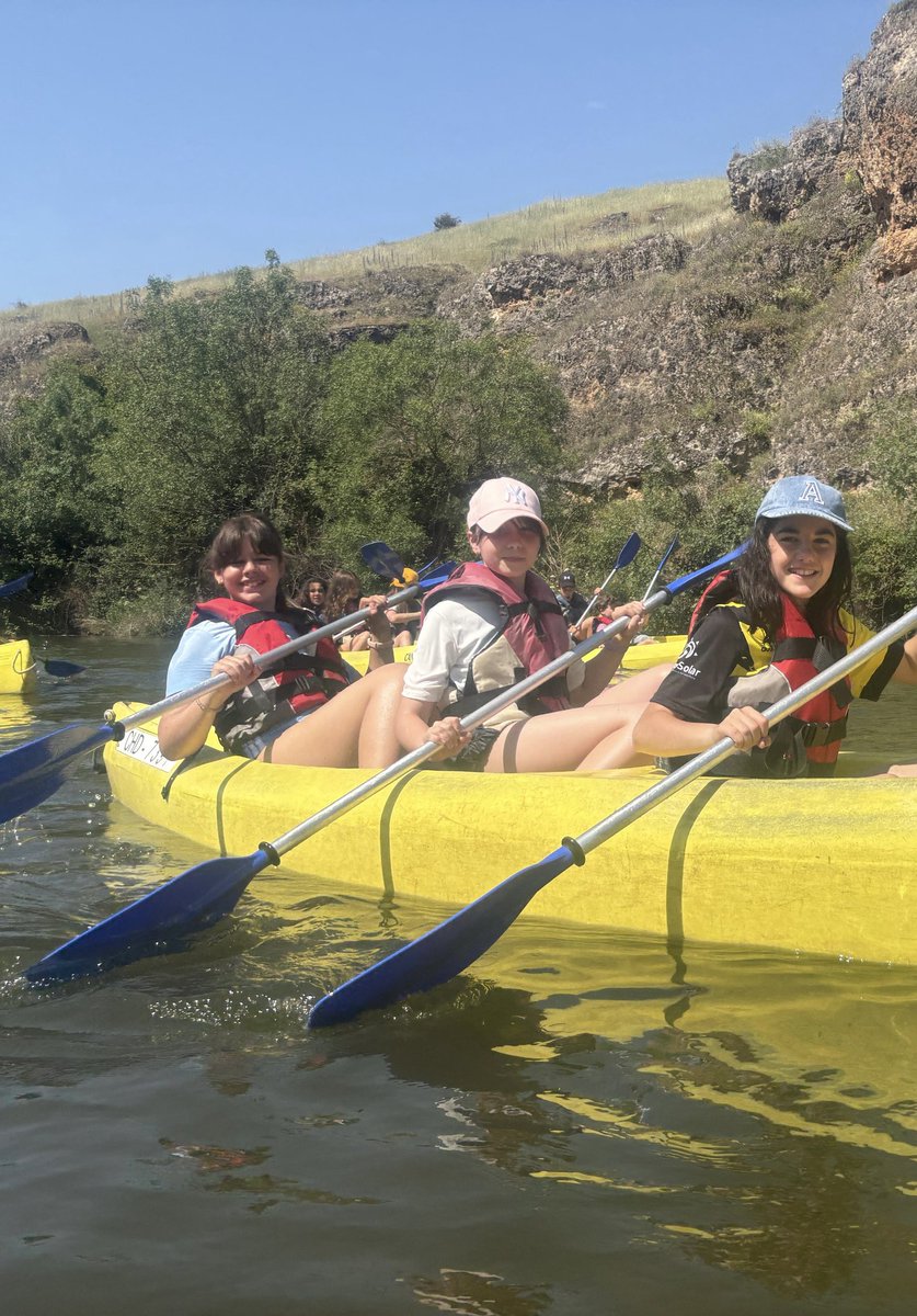 ¡Hoy fue mágico! 🌞 Nuestra excursión de fin de curso en las Hoces del Río Duratón estuvo llena de naturaleza 🦅, canoas 🛶, paisajes increíbles 🌿 y, sobre todo, muchas risas 😁. ¡Gracias por hacerlo tan especial! 💚✨
#HocesDelDuratón
#Canoas
#SomosFamilia
#SomosVedruna