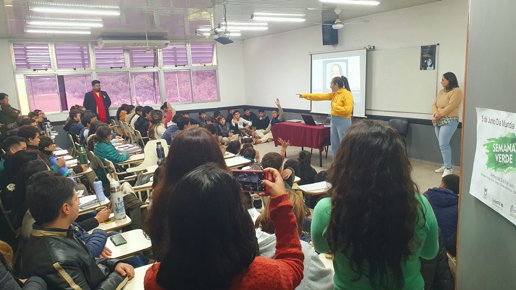 unneargentina's tweet photo. Semana Verde en la #UNNE: para sumar conciencia y educación ambiental en la comunidad universitaria ♻

Este 2025, el lema del Día Mundial del Ambiente (ONU) es «Poner fin a la contaminación plástica» y la UNNE se suma a la movida con una intensa agenda que incluirá charlas, talleres y exposiciones a cargo de especialistas en distintas temas ambientales, además de la presentación de un libro, entre otras propuestas presenciales y virtuales.

Las actividades de la Semana Verde UNNE 2025 son organizadas por el Centro de Gestión Ambiental y Ecología -CEGAE- perteneciente a la Coordinación de Desarrollo Sustentable y Transición Ecológica de la UNNE.

Durante 6 días consecutivos, habrá múltiples actividades planificadas en conjunto con las unidades académicas e institutos, con propuestas que se desarrollarán en los Campus de Corrientes y Resistencia.

Leé más detalles → https://t.co/zNee10ilDg