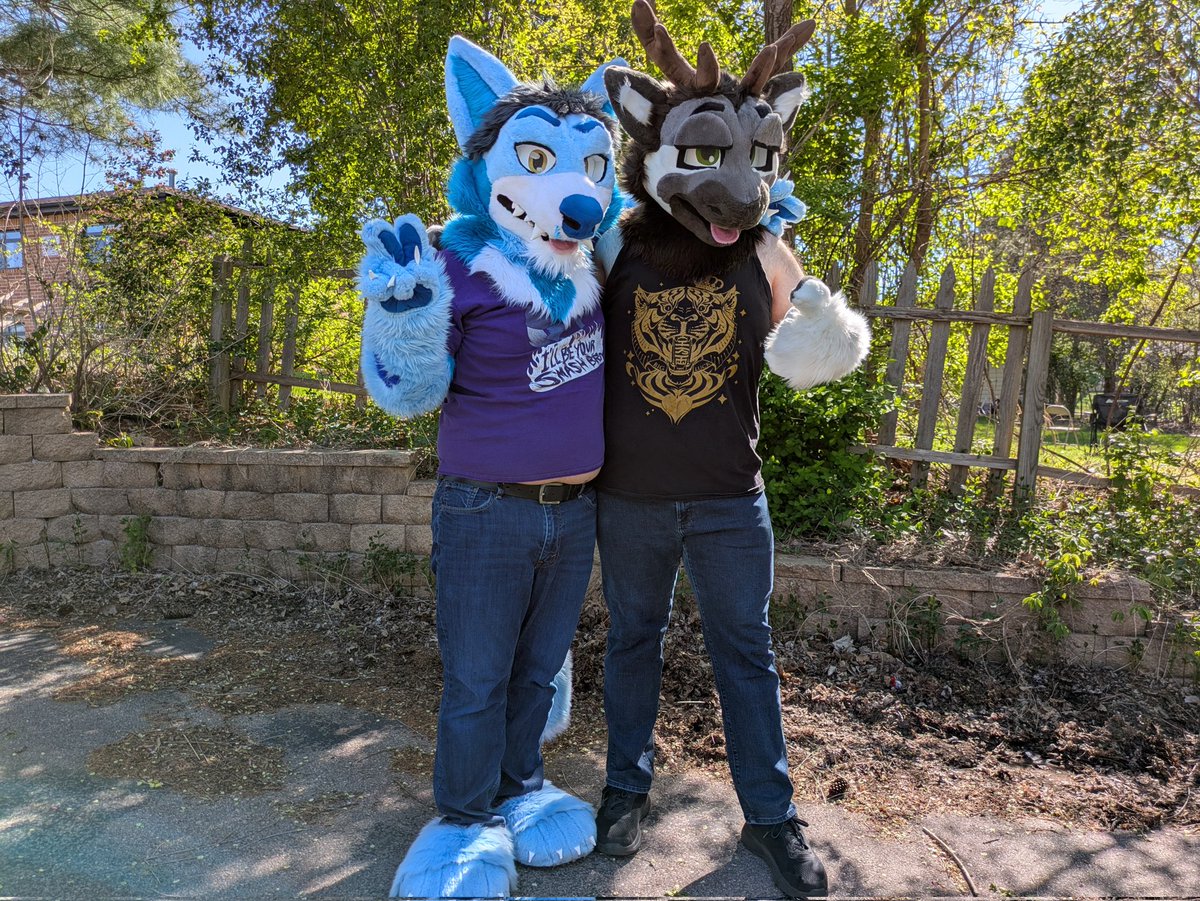 Happy #FursuitFriday with a little fursuit sibling photo (shoutout to <a href="/Shellsews/">Shellsews Fursuits @ working on scribble!</a>!)! Give a paw or a hoof to the silly ass bou, Koda!

🦌: <a href="/kodathebou/">Kodabou➡️F2?, FWA</a> 
📸: <a href="/blaineaussie/">Blaine</a>