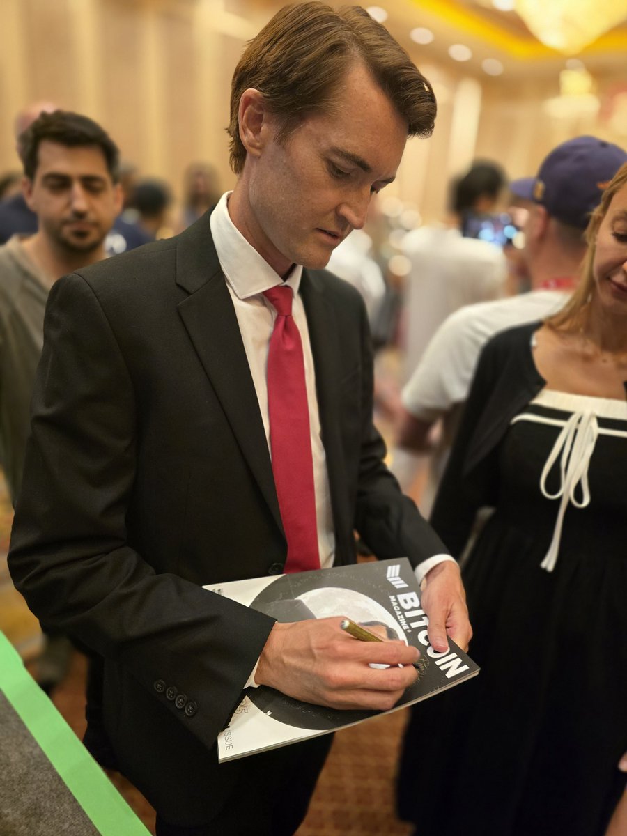 TheCoinDad's tweet image. It was truly an honor meeting a humble @RealRossU and his devoted Mom Lyn who worked with @realDonaldTrump to  free him. Ross graciously signed my ultra rare 21Club @btc_cards and my @thebtcmag that im ironically featured in with @bitcoinliferaft founder of the cards.