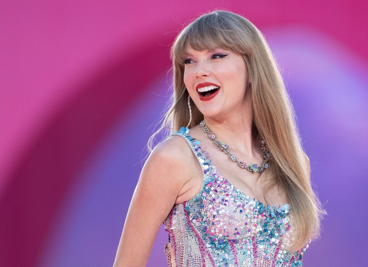 RETWEET if you stand with Taylor Swift against Donald Trump!