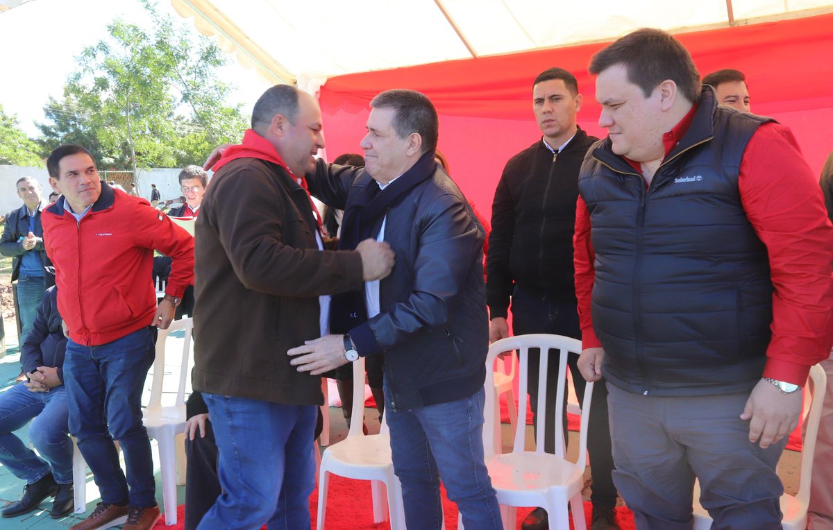 ANRParaguay's tweet photo. ¡Obras en marcha! Con la presencia del presidente del Partido Colorado, Horacio Cartes, iniciamos la construcción del tinglado en la Seccional 161 de Mauricio José Troche. Un espacio que será de utilidad para la comunidad. #UnPartidoAlServicioDelPaís https://t.co/5n8XXyEwwF