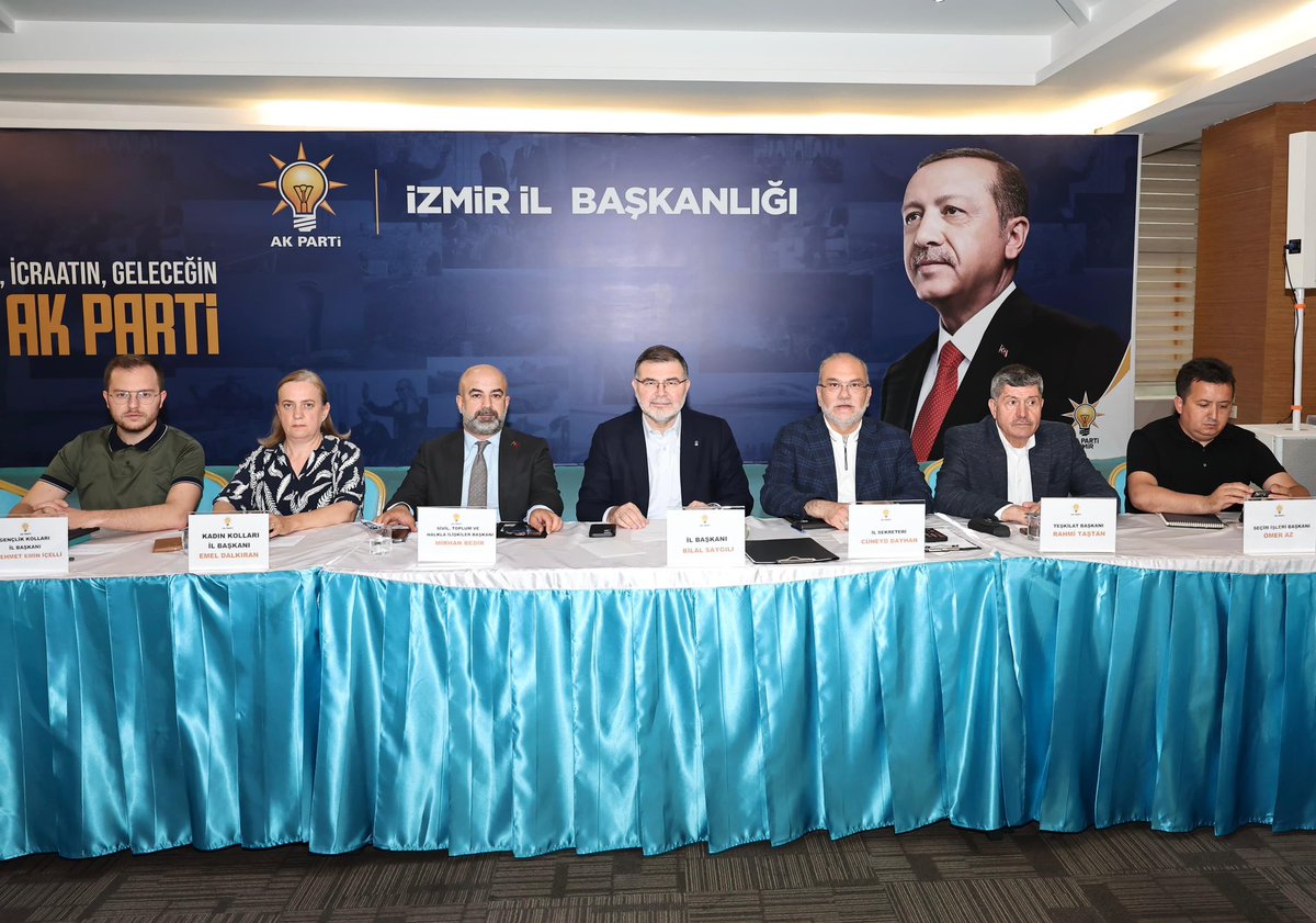 Bilalsaygili's tweet photo. İl Başkanlığımızda gerçekleştirdiğimiz Yönetim Kurulu Toplantımızda, sahada yürüttüğümüz çalışmalar, teşkilat faaliyetlerimiz ve gündeme dair konuları kapsamlı bir şekilde değerlendirdik.

Cumhurbaşkanımız Sayın @RTErdogan ’ın liderliğinde, Türkiye Yüzyılı hedeflerimize yürürken, tüm teşkilatlarımızla birlikte milletimize olan sorumluluğumuzu büyük bir aşkla yerine getiriyoruz. 

Toplantımızın hayırlara vesile olmasını temenni ediyor, yönetim kurulu üyelerimize başarılar diliyorum.
#birlikteyizizmir