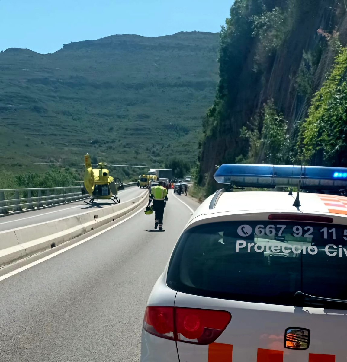 Imatges de fa 5 hores de la C-55 a Monistrol de Montserrat, tallada completament per una assistència sanitària, segons diuen...  els de Transit.