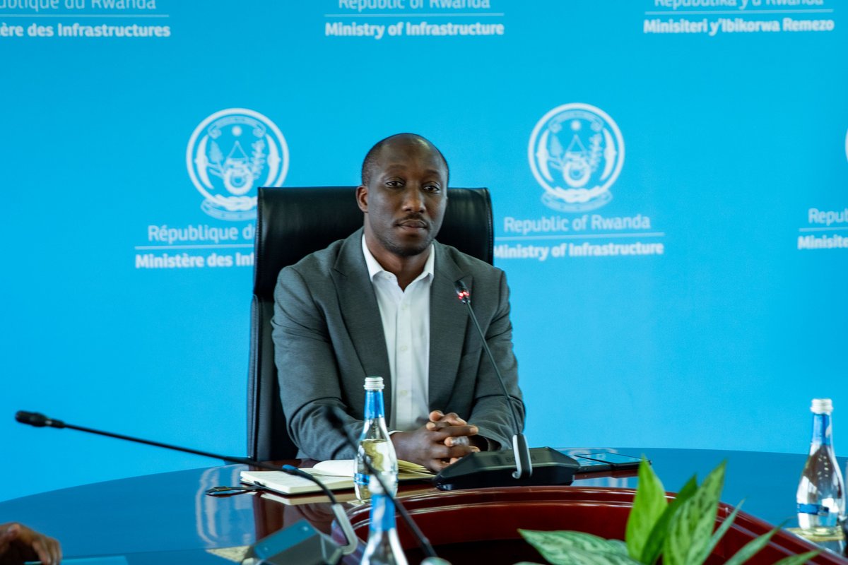 Minisitiri <a href="/Dr_JimmyGasore/">Dr.Jimmy Gasore</a> yashimiye abakozi bose maze abasaba gukomeza kwimakaza indangagaciro zirimo kwihutisha serivise cyane cyane izirimo ibyo dushinzwe gukorera igihugu cyacu "Dufite akazi kenshi ko gukomeza kwihutisha serivisi mu mishinga y'ibikorwa remezo" 4/4