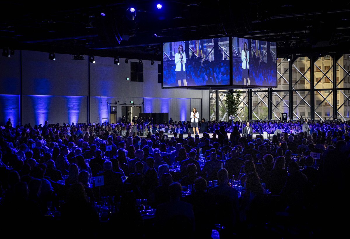 ABDanielleSmith's tweet photo. Calgary never fails to impress. Last night, nearly 2,000 of you came to our annual Calgary UCP Leader's Dinner; an all-time record. Your energy, your determination, and your desire to build a better province inspires me every day. 

A special thank you to the countless volunteers, organizers, and staff that make these events flow seamlessly. 

It also marked two years since you elected this UCP government and there isn't anywhere else I'd rather celebrate. You can continue to count on your UCP team to keep Ottawa in its lane, make our healthcare system work for you, and get our energy products to market unimpeded. My friends - with your help - we will continue to keep Alberta strong and free.