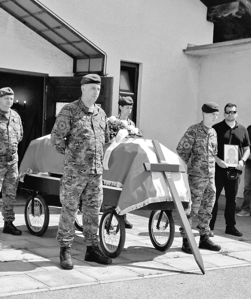 PostmanMad's tweet image. Tata, danas kada cijela Hrvatska slavi, ja mislim samo na tebe.
Četiri godine si nosio ovu zemlju na leđima, a bol si skrivao kad si se vratio.
Dvije duge godine su prošle.
Bio si i ostao moj heroj!
Volim te, fališ mi.
Čuvaj nas odozgo, kao što si nas čuvao dok si bio tu.❤️🇭🇷