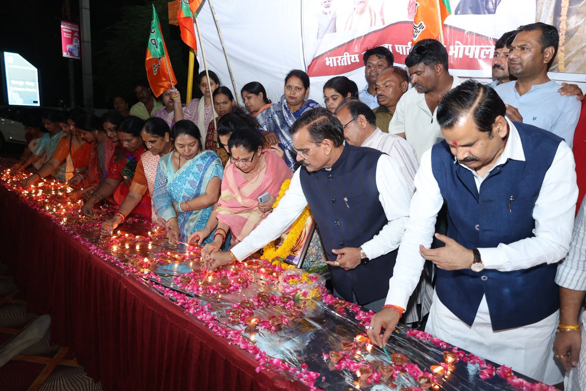 bjpdrmahendra's tweet photo. भोपाल में लोकमाता देवी अहिल्याबाई होलकर जी की 300वीं जयंती की पूर्व संध्या पर प्रदेश अध्यक्ष श्री @vdsharmabjp जी के साथ दीप प्रज्वलित कर उन्हें नमन किया।

#AhilyaBaiHolkarAt300 
@blsanthosh 
@Bhupendraupbjp 
@idharampalsingh https://t.co/O6yWpaquX9