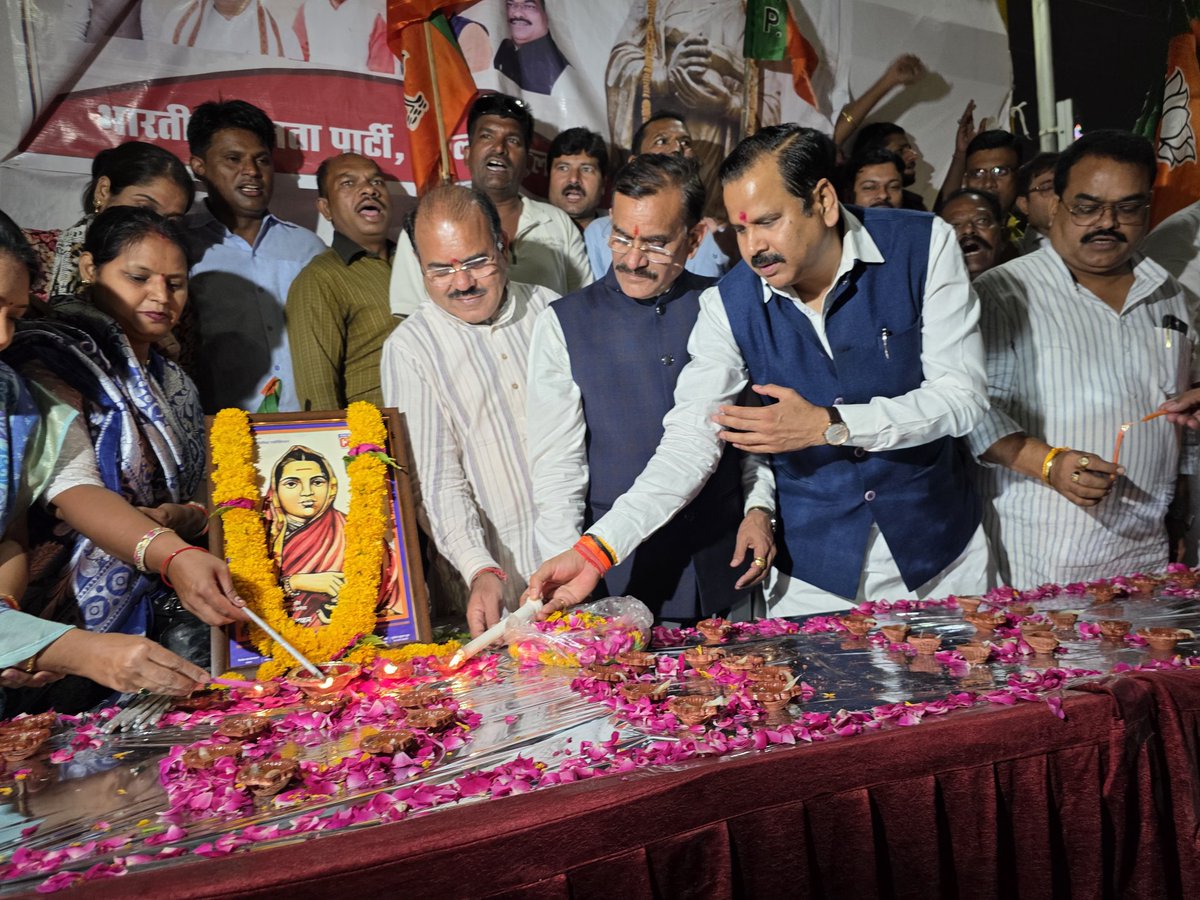 bjpdrmahendra's tweet photo. भोपाल में लोकमाता देवी अहिल्याबाई होलकर जी की 300वीं जयंती की पूर्व संध्या पर प्रदेश अध्यक्ष श्री @vdsharmabjp जी के साथ दीप प्रज्वलित कर उन्हें नमन किया।

#AhilyaBaiHolkarAt300 
@blsanthosh 
@Bhupendraupbjp 
@idharampalsingh https://t.co/O6yWpaquX9