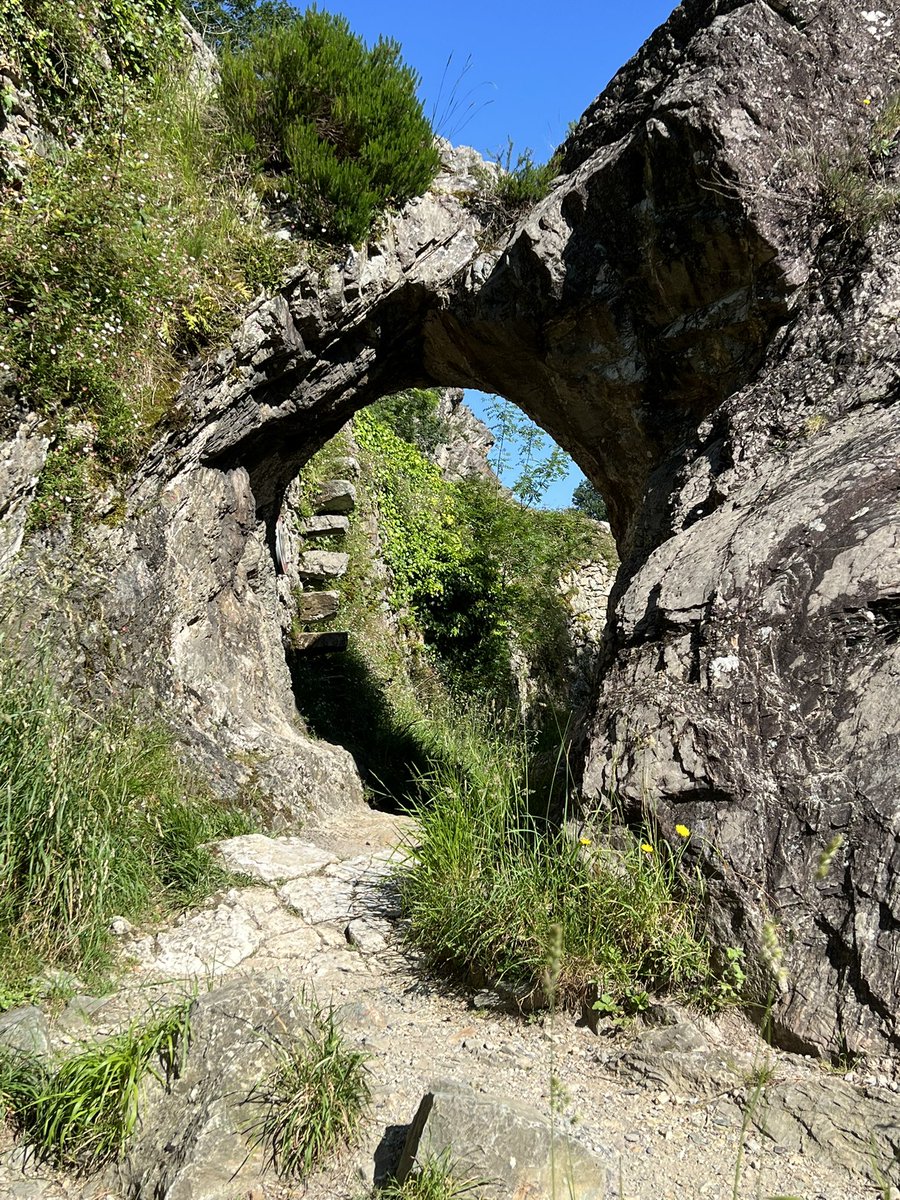 Bru40_r's tweet photo. Le pas de Roland, dans le pays basque

#pasderoland #pasderolanditxassou #paysbasque #montagne #pyrenees #itxassou #promenade https://t.co/sC7VuksGOw