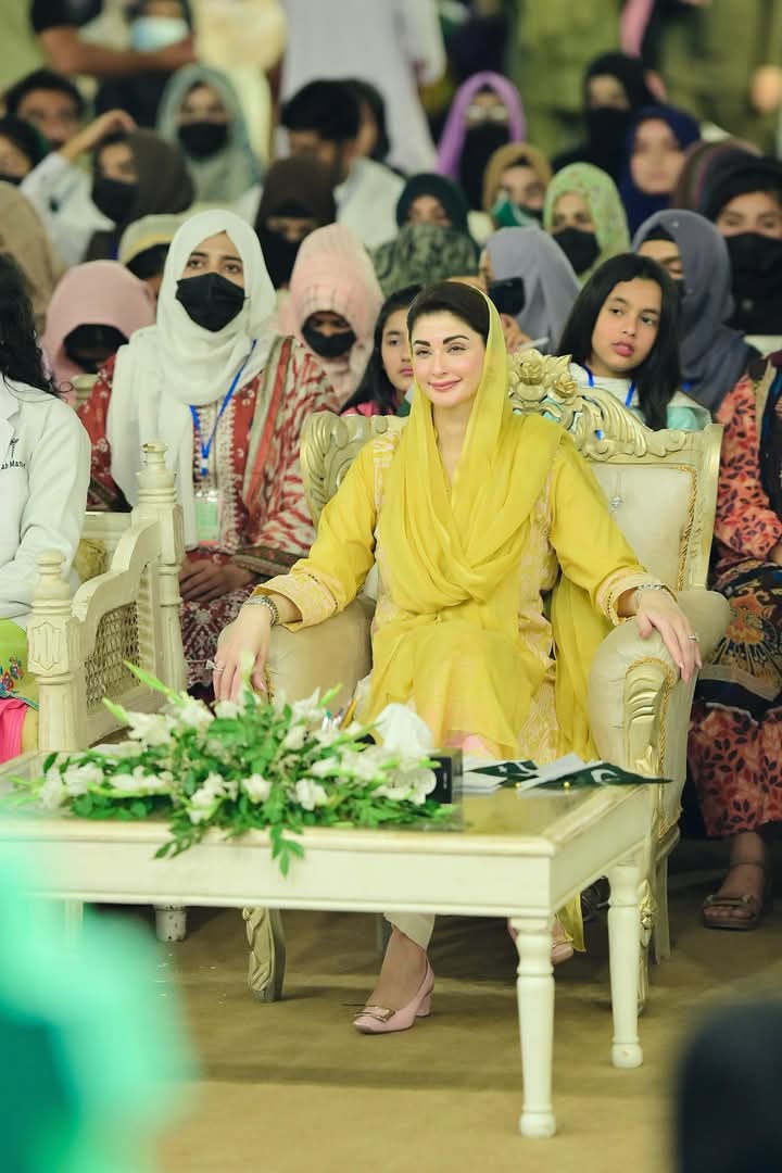 ہماری وزیر اعلی کتنی پیاری ہیں 
ماشاءاللہ ✨