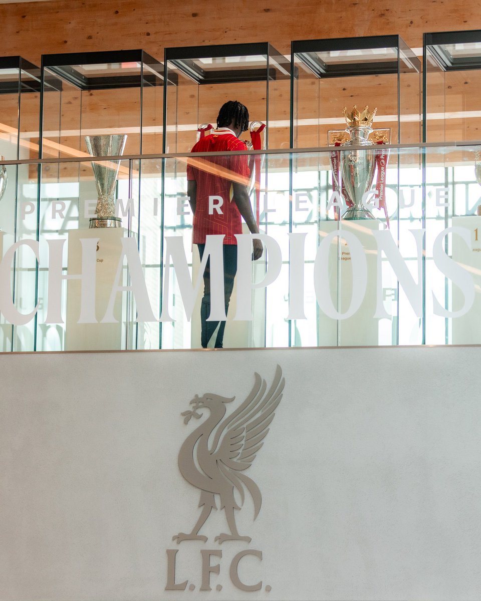 AnfieldEdition's tweet photo. Our new right-back ❤️ https://t.co/FlUkaucDRd