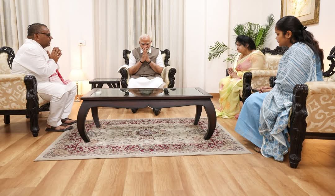 Abhishek Sharma (@iabhishek4bjp) on Twitter photo आज प्रधानमंत्री श्री <a href="/narendramodi/">Narendra Modi</a> जी ने कानपुर में पहलगाम के कायराना आतंकी हमले में जान गंवाने वाले शुभम द्विवेदी जी के परिजनों से मुलाकात की। आज प्रधानमंत्री श्री <a href="/narendramodi/">Narendra Modi</a> जी ने कानपुर में पहलगाम के कायराना आतंकी हमले में जान गंवाने वाले शुभम द्विवेदी जी के परिजनों से मुलाकात की।