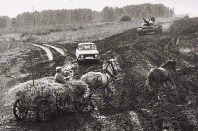 LubosZabojnik's tweet photo. Dobový snímek, který dokonale symbolizuje zemi, kde zítra již znamenalo včera. #USSR #Russia https://t.co/oO3iLbrR0u