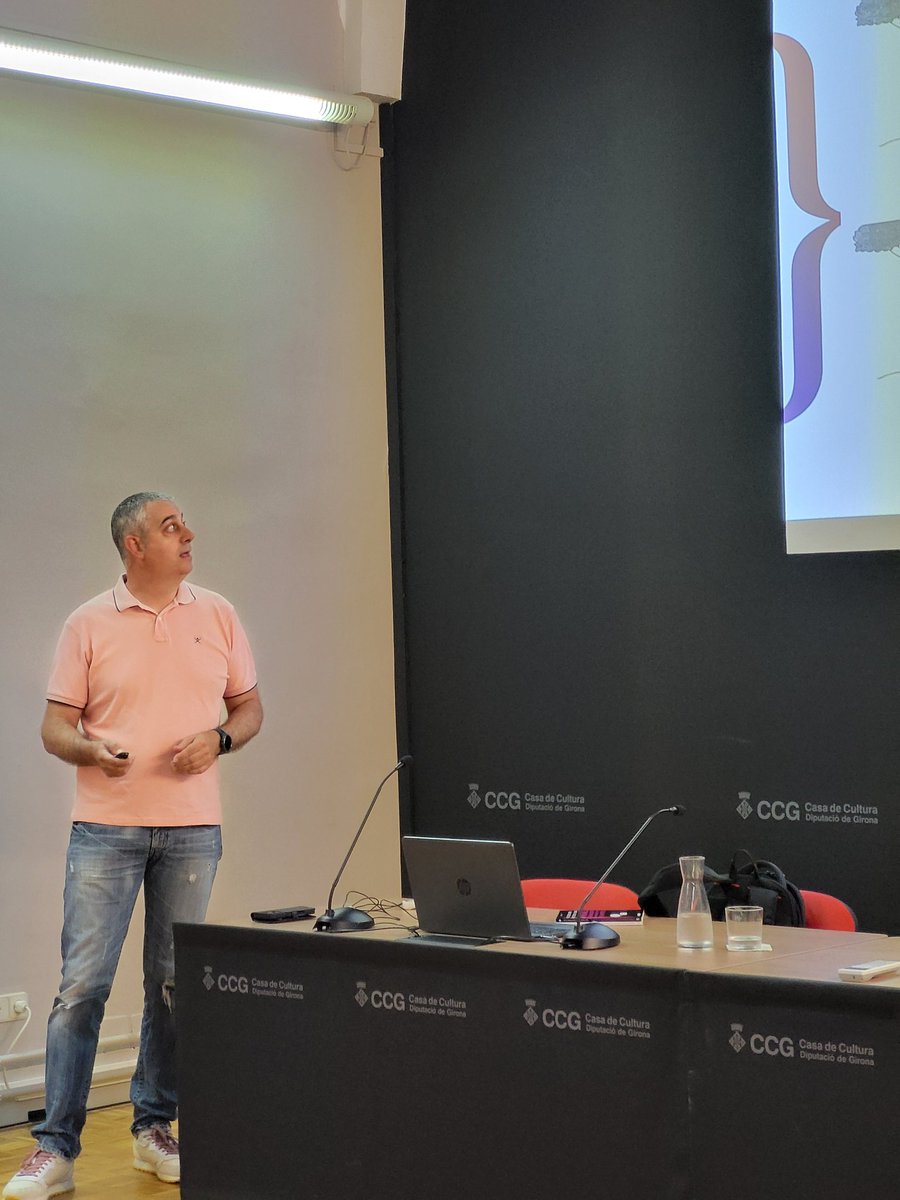 Arribem a les darreres sessions de l'assignatura "Visió, lideratge i estratègia" 🤗 amb en <a href="/marc_sureda/">Marc Sureda Pons</a> de <a href="/Notidig/">Notidig</a> , amb que el parlarem sobre idees 💡, consells 😎, reptes 🚀  i riscos ⚠ de la comunicació corporativa 📢 en ajuntaments petits 🏘 (i no tant petits)