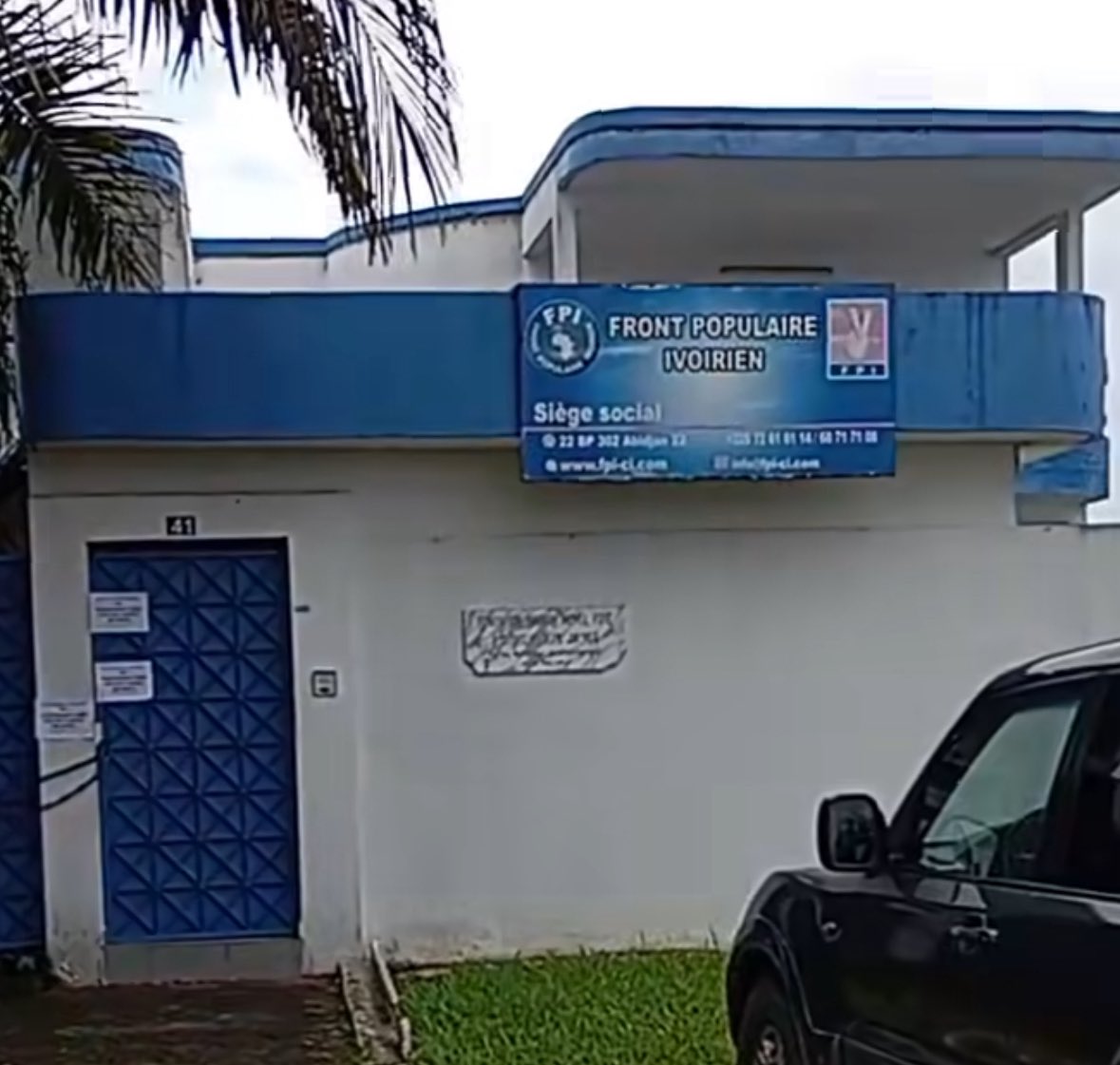 Fermeture du siège du FPI pour impôts impayés.