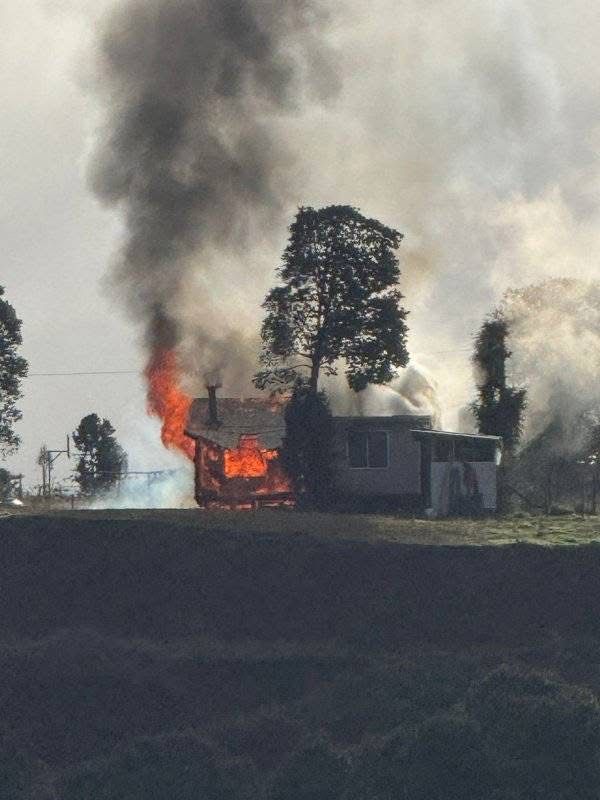 🚨 #Castro 🚨
Fuego en estructura, sector Pid Pid (camino al Matadero); unidades de Bomberos en tránsito al lugar.
📷 RR.SS
#Chiloé