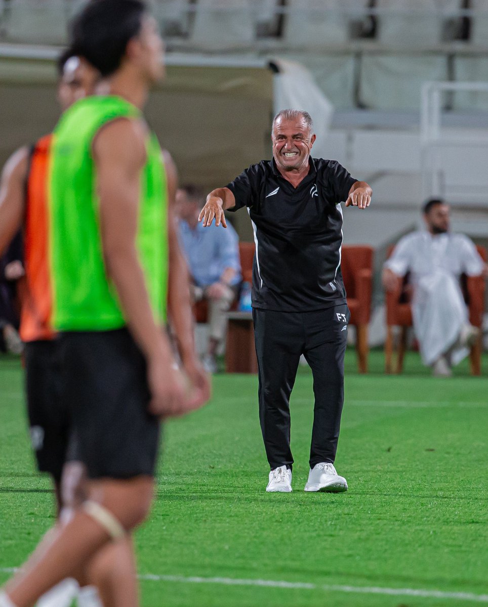 فاتح تيريم استطاع أن يصنع من فريق بلا صفقات ثقيلة منظومة تنافس وتتفوق رقميًا على أندية تملك كل أدوات النجاح.

الاستقرار الفني اليوم هو أساس النجاح غدًا، والتجديد مع تيريم ليس خيارًا.. بل ضرورة.

إذا كان طموحكم بناء فريق بطل، فابدأوا من المحافظة على من يصنع هوية البطل.
#الشباب