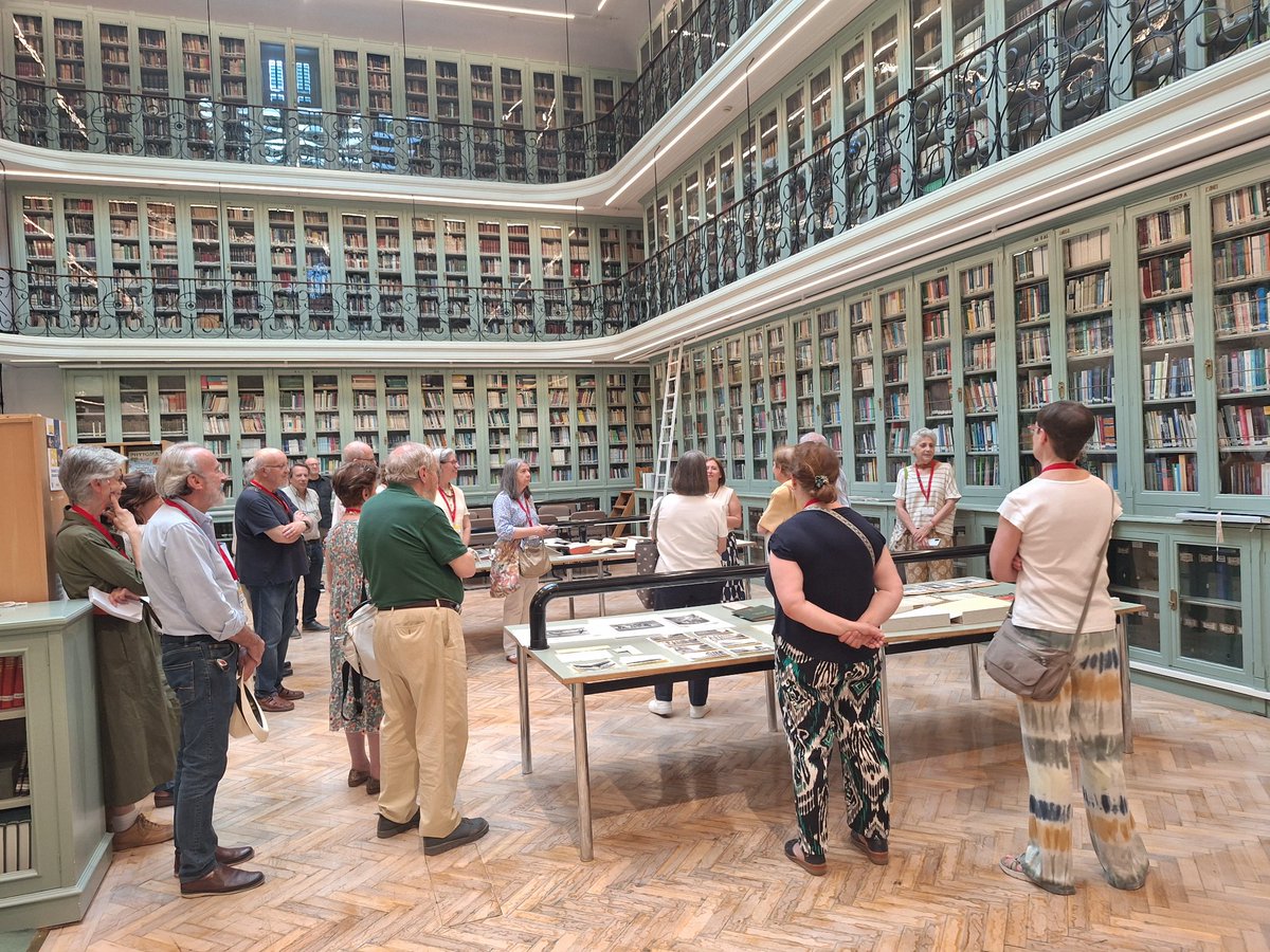 Ayer nos visitó un grupo de la Fundación Amigos de la BNE. Tuvimos la oportunidad de compartir nuestro trabajo y el patrimonio documental que conserva la Biblioteca y el Archivo Central del M° de Agricultura, Pesca y Alimentación
Esperamos que disfrutaran tanto como nosotros.