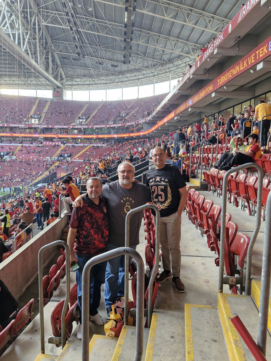 hakkinavdar's tweet photo. Sezon finali 💛❤️💛❤️💛 https://t.co/OOnyftnsn6