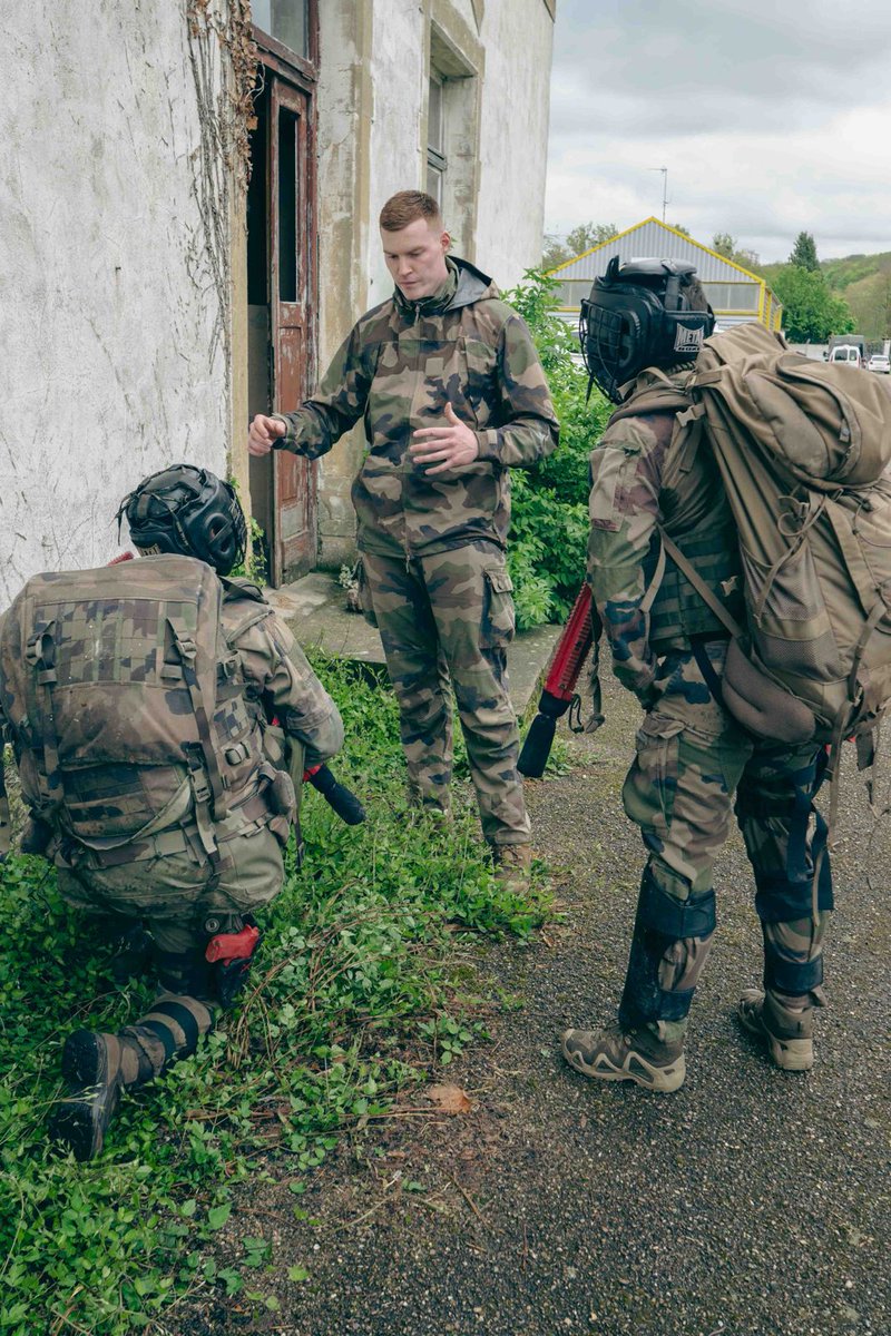 Apprendre à former est essentiel pour transmettre au plus grand nombre les bons gestes et les bonnes procédures.

Nos militaires ayant réussi le monitorat C4 sont maintenant en mesure de mener des formations auprès de leurs camarades.

#formation #militaire