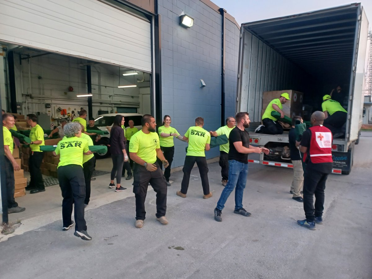SARVAC_ACVRS's tweet photo. 🔥 #GSAR Update:Over 17,000 evacuated in MB as 200,000+ ha burn; SK’s Shoe #wildfire hits 300,000+ ha with major northern evacuations. 🙏 Support from @SARWinnipeg & @redcrosscanada aiding evac centres.💙 TY to all volunteers & first responders. Stay safe & follow local orders! https://t.co/79qdX0OIWe