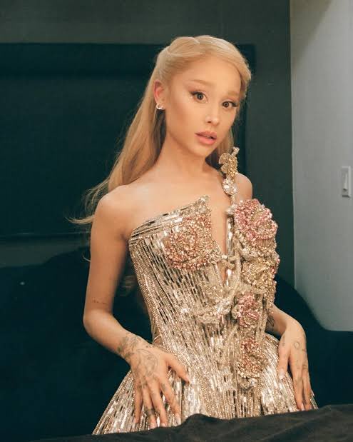ArianaGonCharts's tweet photo. Em “Entrando Numa Fria 4” Ariana Grande interpretará a nora do personagem de Ben Stiller, uma mulher “difícil” ou “temperamental” que parece totalmente errada para seu filho. 

— O plot do filme girará em torno desse relacionamento da personagem de Ariana com a família. https://t.co/oUD6FlpP1E