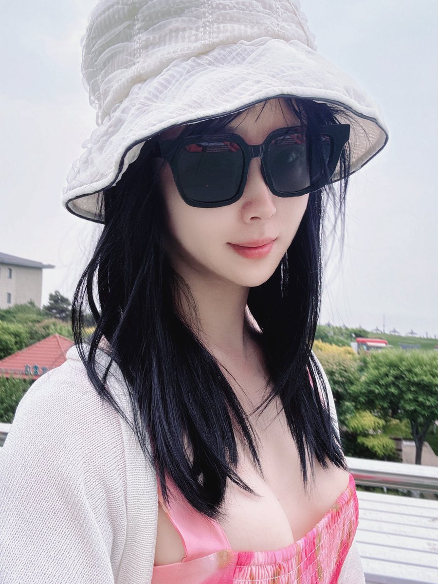 洗澡化妆，打车去酒店，被承德来出差的关注我很久但是首次约ts的小哥哥，一顿狂轰乱炸，一边狂艹一边撸我，俩人先后高潮，又体验了一把做妖儿的快乐，爽翻！这是我曾经渴望今天可及的女装生活，敬这摇曳生姿而怒放的生命！